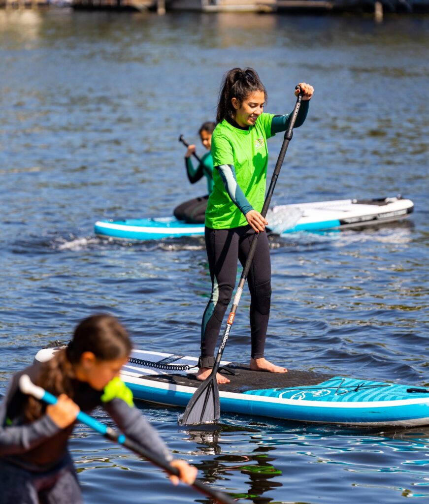Middelbare scholier is aan het suppen