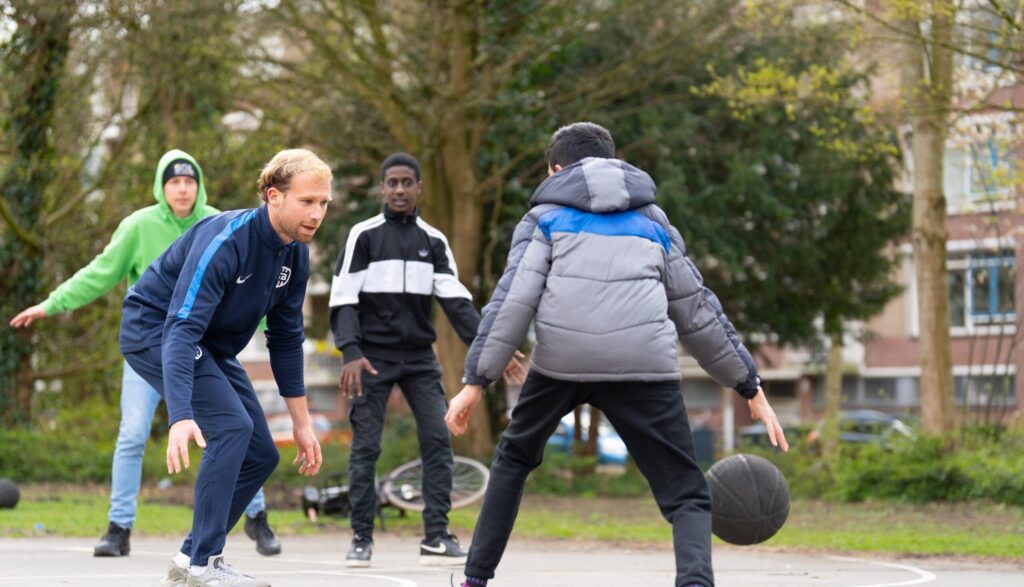 Jongens die basketbal spelen