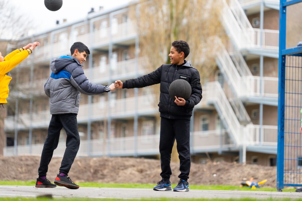 Jongens die elkaar een boks geven tijdens het sporten