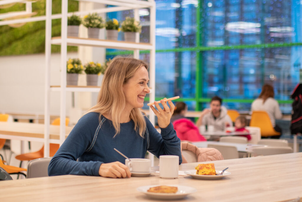 Dame die aan het bellen is tijdens de gezonde lunch
