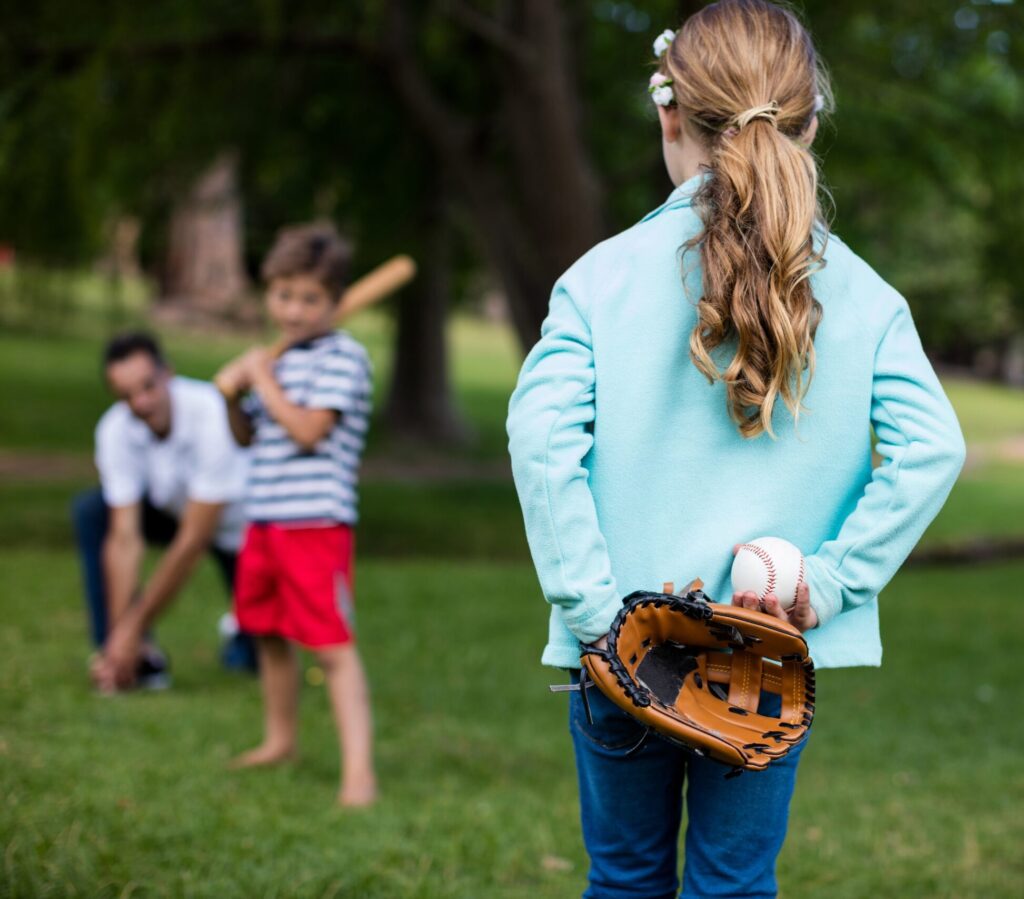 Gezin dat samen honkbal speelt
