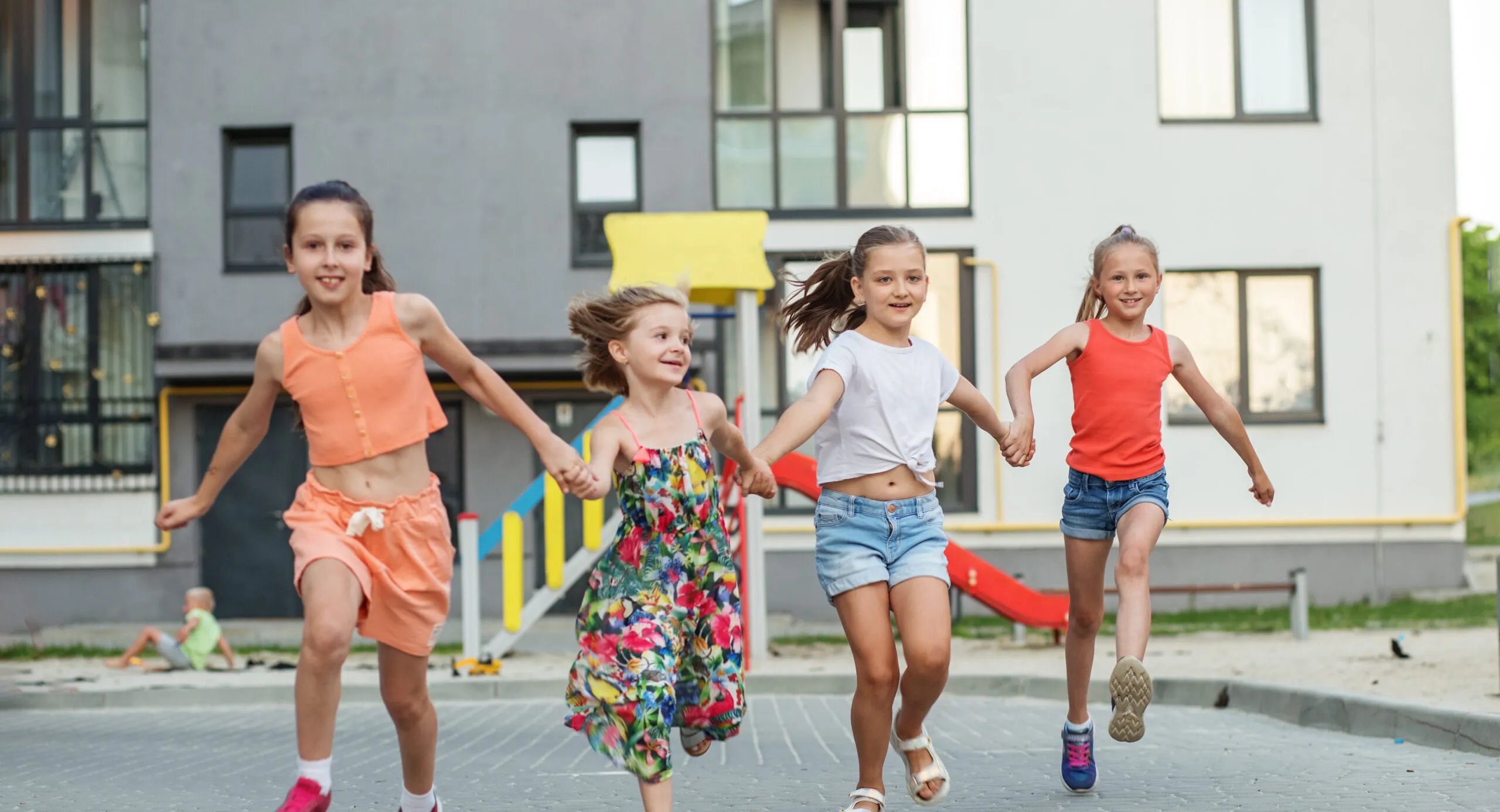 Meiden rennen hand in hand over het schoolplein